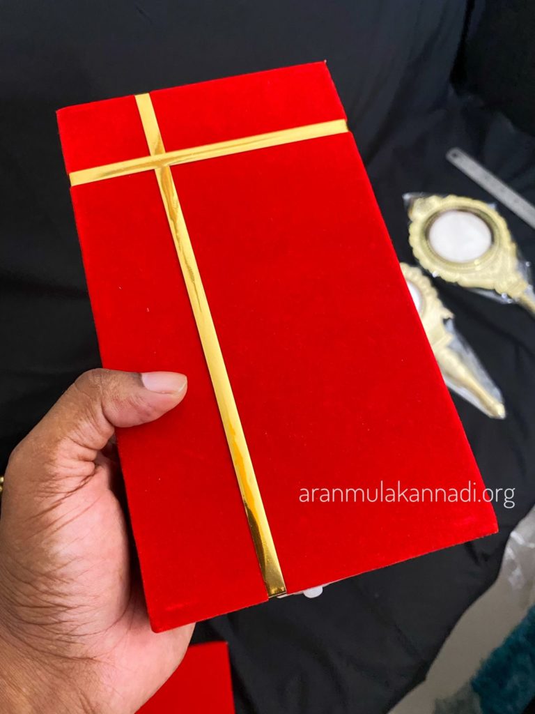Aranmula Kannadi with a gift box. 